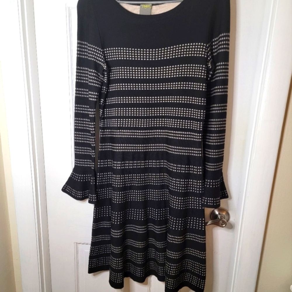 Taylor Lace A-Line Dress Black/Gold Color long Sleeve. L.